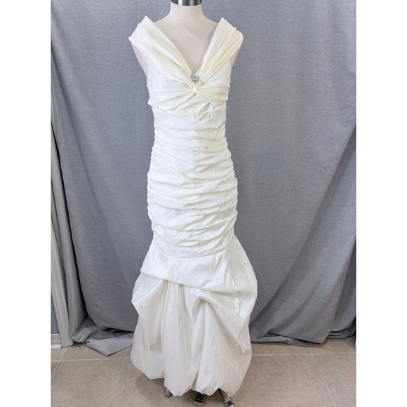 Jessica McClintock Dresses & Skirts - Vintage Jessica McClintock Ivory Ruched Mermaid Gown Rhinestone Brooch 10